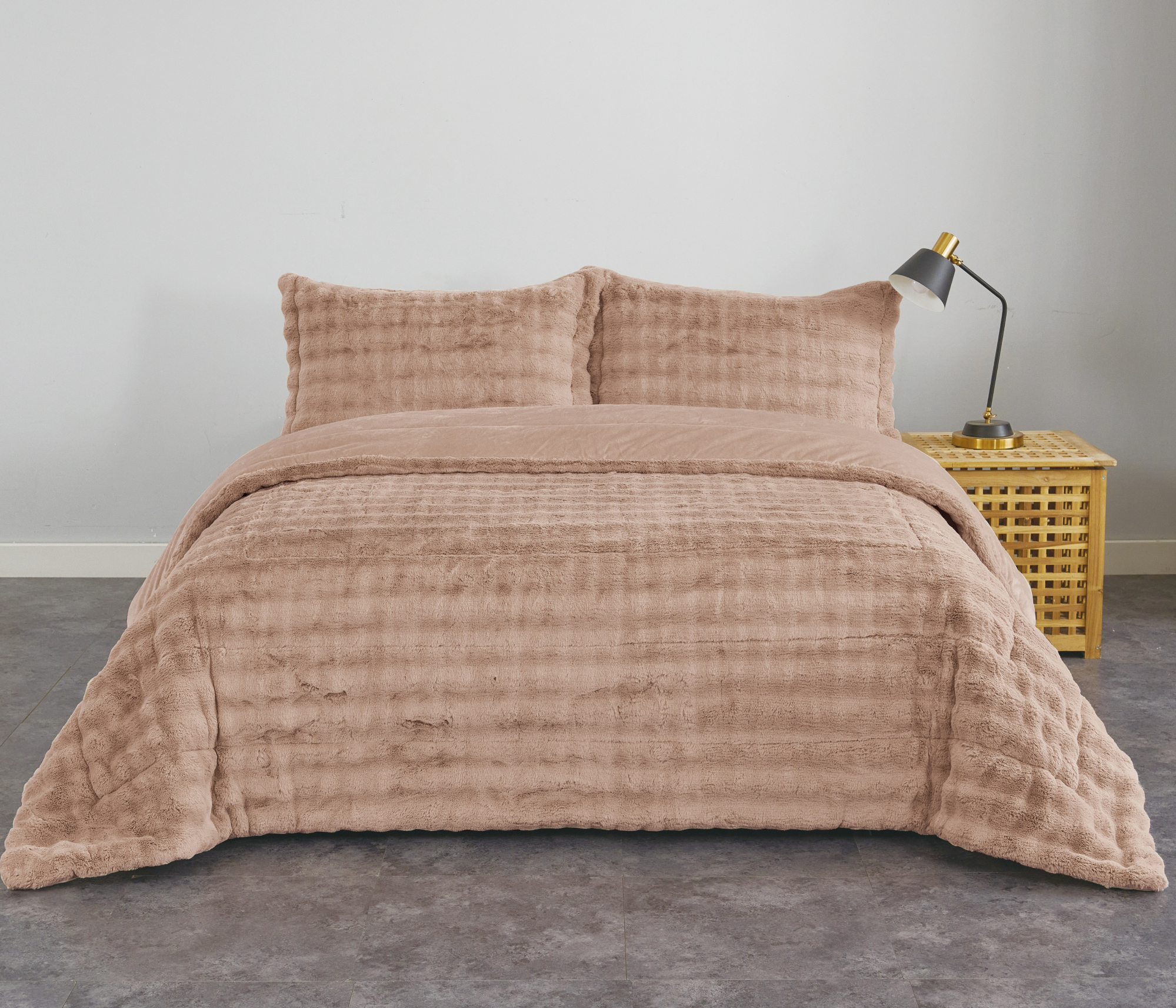 Iħallas is-sobbietta warma u d-dawl ma' fur bed sheets