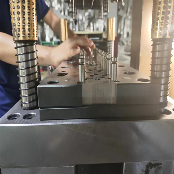 Explorando los Diferentes Tipos de Matrices de Estampado