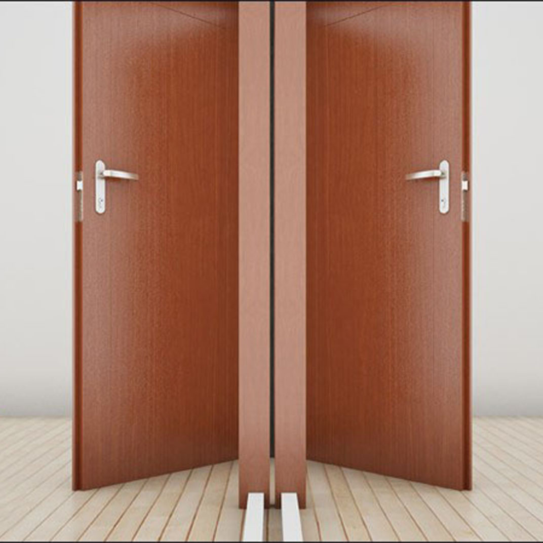 דלתות ומסגרות לחדרי מלון מחוברים (מחברים)