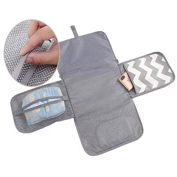 اجعلي تغيير الحفاضات خالية من التوتر باستخدام وسادة سهلة التنظيف