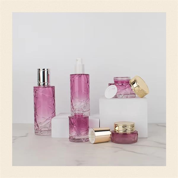 Улучшите свой туалетный столик с элегантными и стильными стеклянными косметическими бутылками