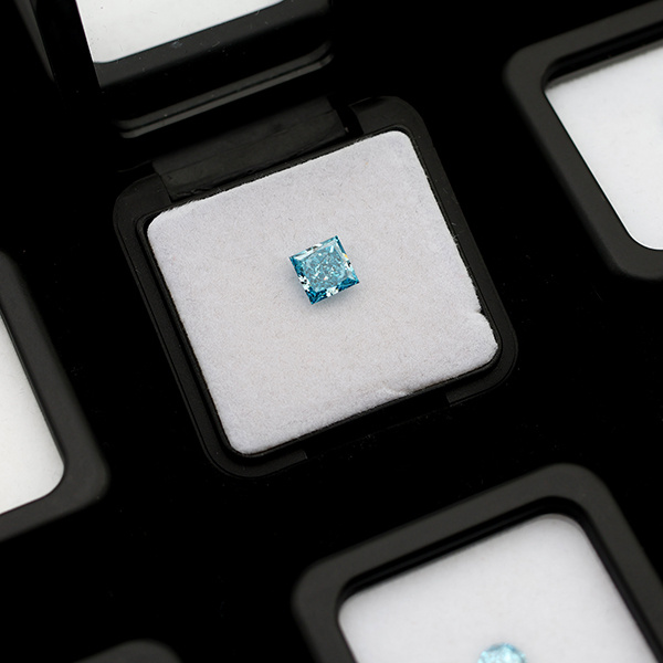 Погоджуйтесь на осліплюючий блеск із бриліантів, створених у лабораторії