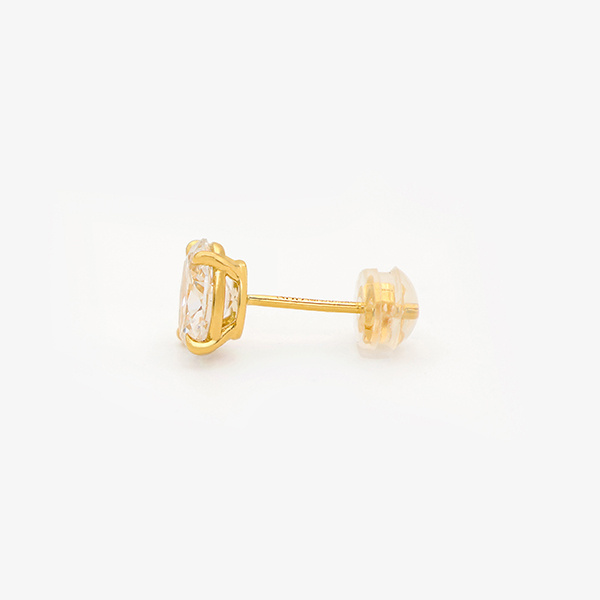 Studové náušnice s diamanty vyrostlé v laboratoři