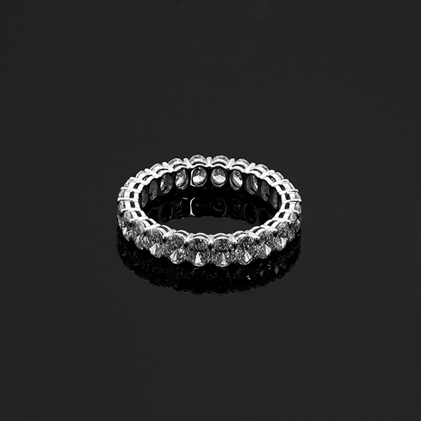 Kecantikan etis dan berkelanjutan dengan cincin abadi berlian buatan manusia