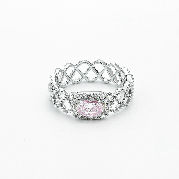 Napravite izjavu jedinstvenim i izvanrednim vjenčanim prstenom s ružičastim laboratorijski stvorenim dijamantom