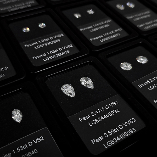 Pilih daripada pelbagai bentuk dan saiz berlian sintetik