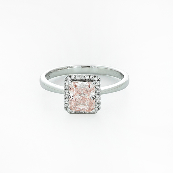 Iskusite luksuz i kvalitetu naših ručno izrađenih vjenčanih prstenova s ružičastim laboratorijski stvorenim dijamantima