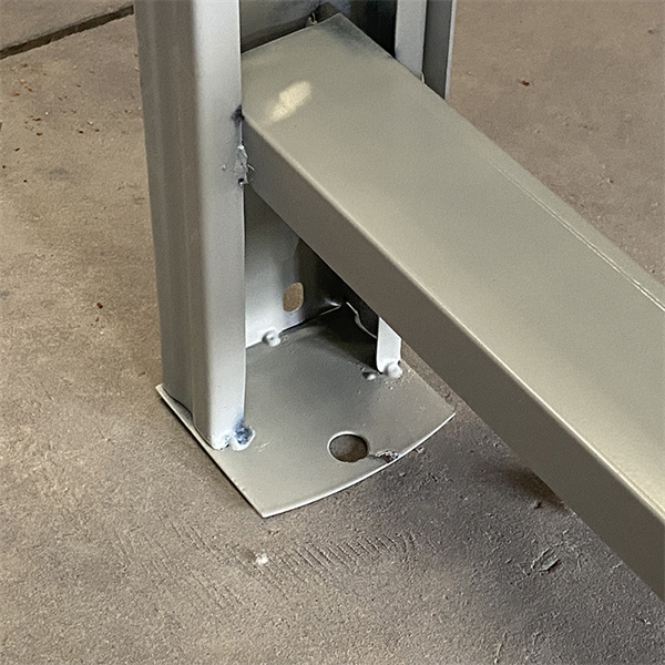 Tổ chức không gian của bạn với giá kệ kim loại bốn tầng, phù hợp cho bất kỳ phòng nào.