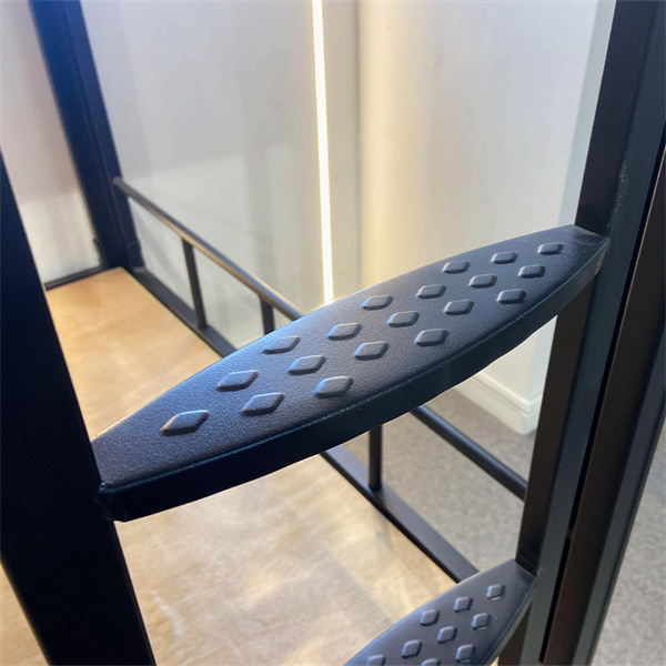 Optimizirajte prostor in povečajte proizvodnost z kovinsko polico za skladišče.