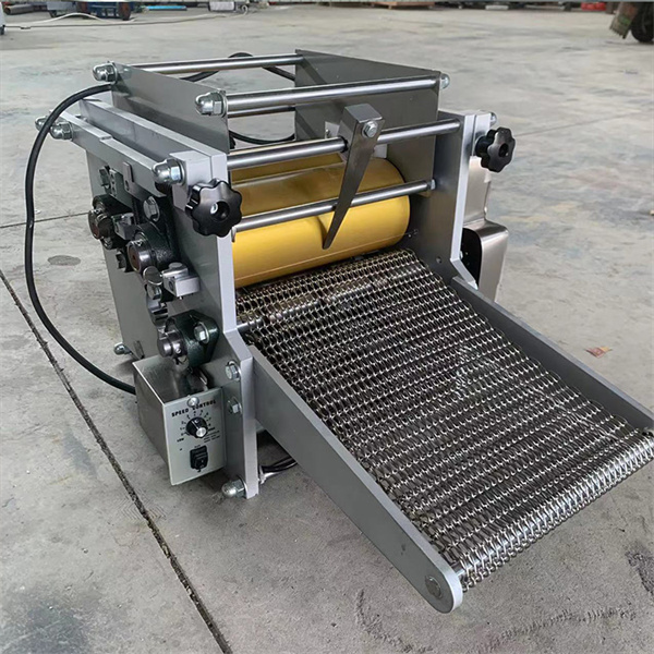 מכונת טורטילה תעשייתית בפעולה