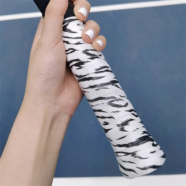 أضف لمسة من الأناقة إلى لعبتك باستخدام غطاء اليد البني الخاص بنا لمضرب التنس.