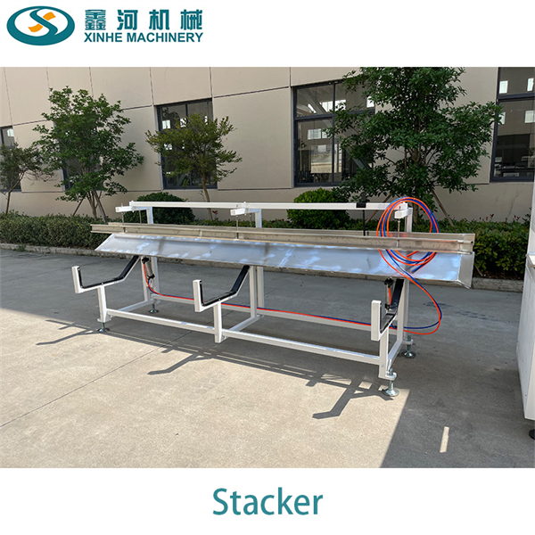 Iskarta plastika sustenibbli biss maqluba bl-għajnun tal-mašina tagħmil.