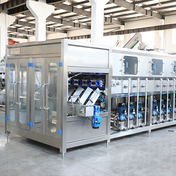 Sudėtingai užpildykite ir uzdarykite 5 galonų vandens butelius su tikslumu