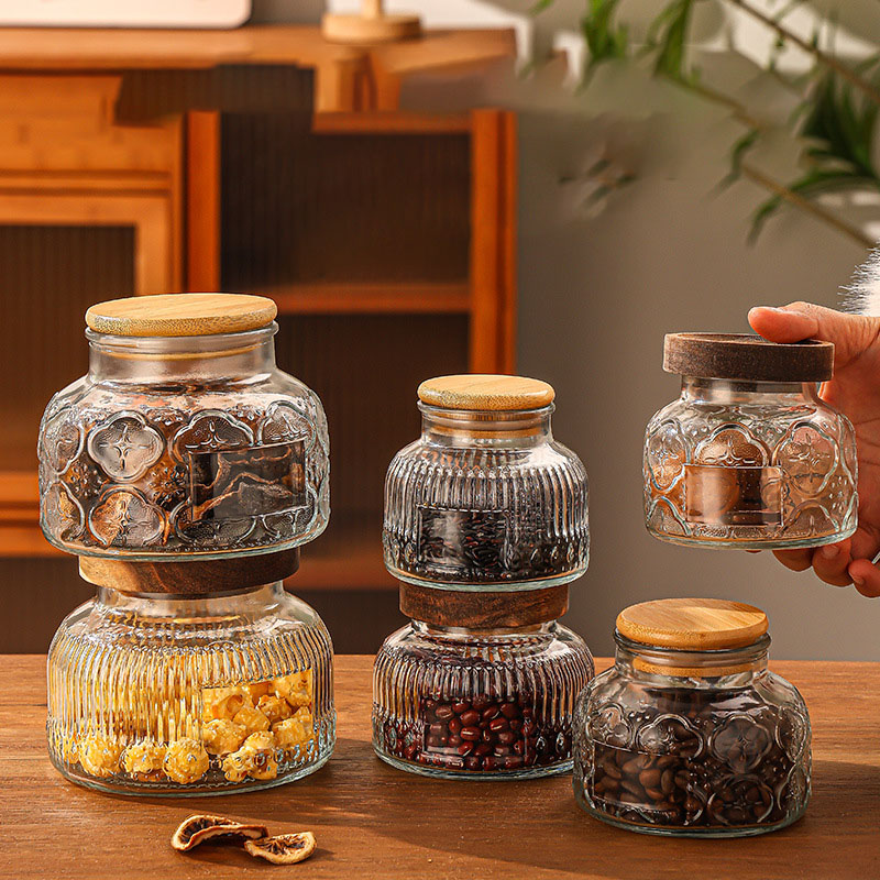 وعاء تخزين بنقوش قديمة