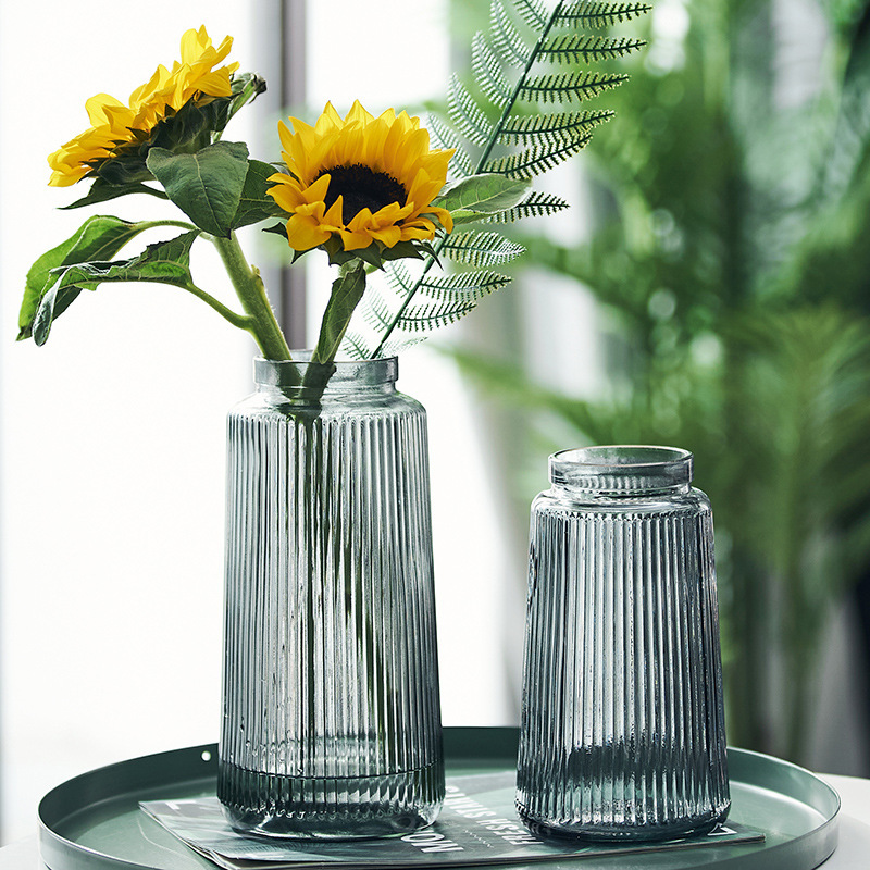 أصيص زجاجي بخطوط عمودية