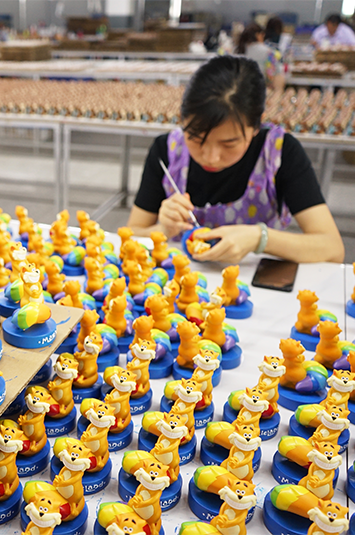 Იუ ჩონიანგი, ფუჯიანის ციუანჯოუ ჭენიუე ხელოვნური საქმიანობის კომპანიის გენერალური მენეჯერი, ტელევიზიის სადგურთან ინტერვიუს აიღო