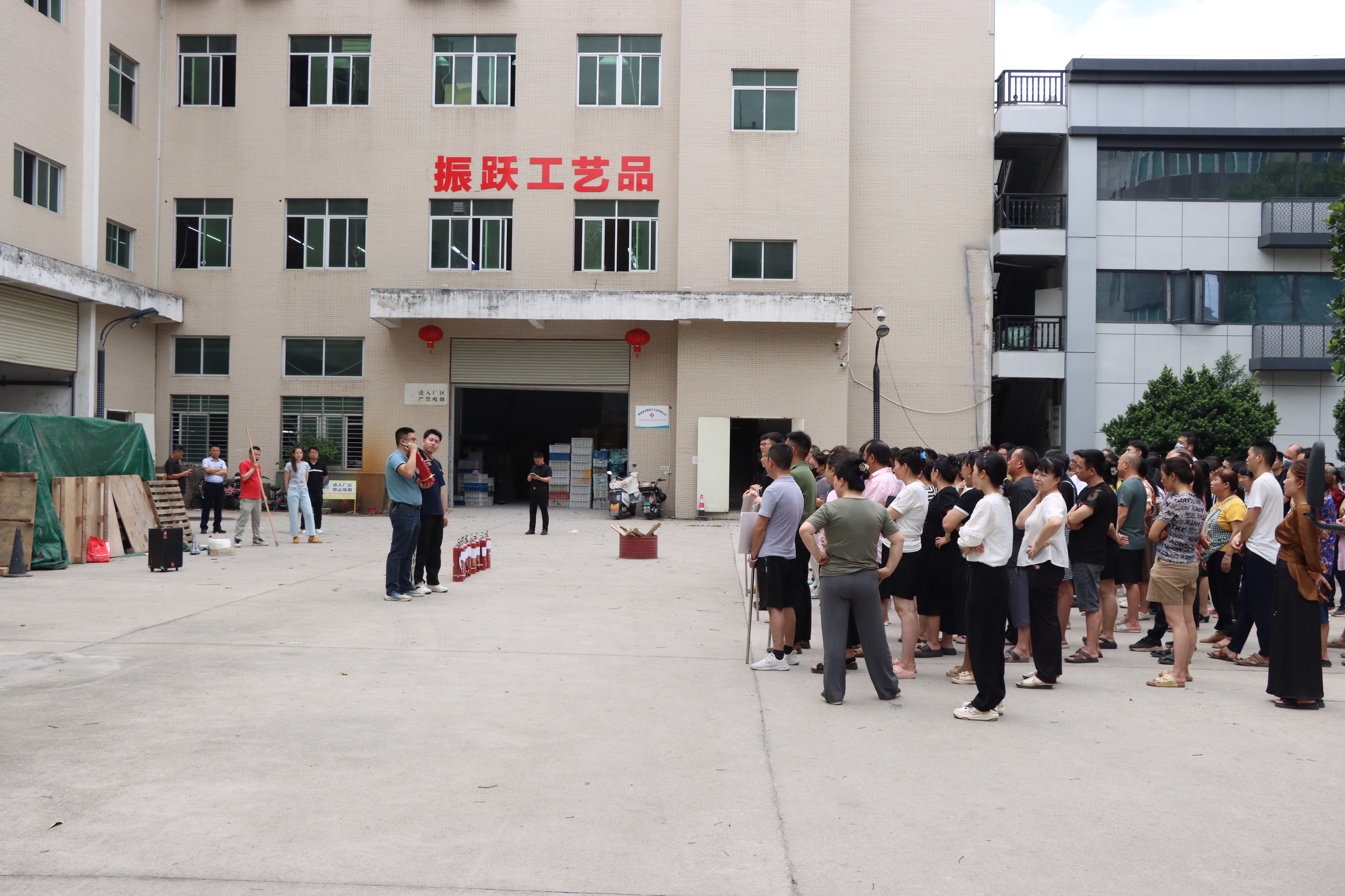 Fujian Quanzhou Zhenyue Arts & Crafts Co., Ltd. held a comprehensive fire safety drill to enhance production safety awareness