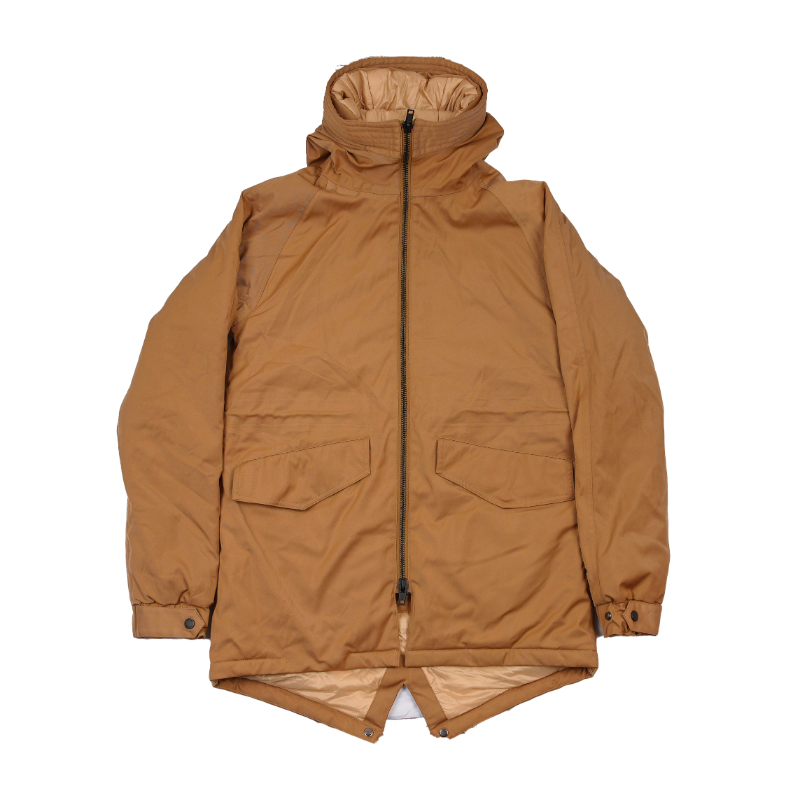 מעיל חימר עם רוכסן, כיתה 3, שוחה, בתנאי אור נמוך.