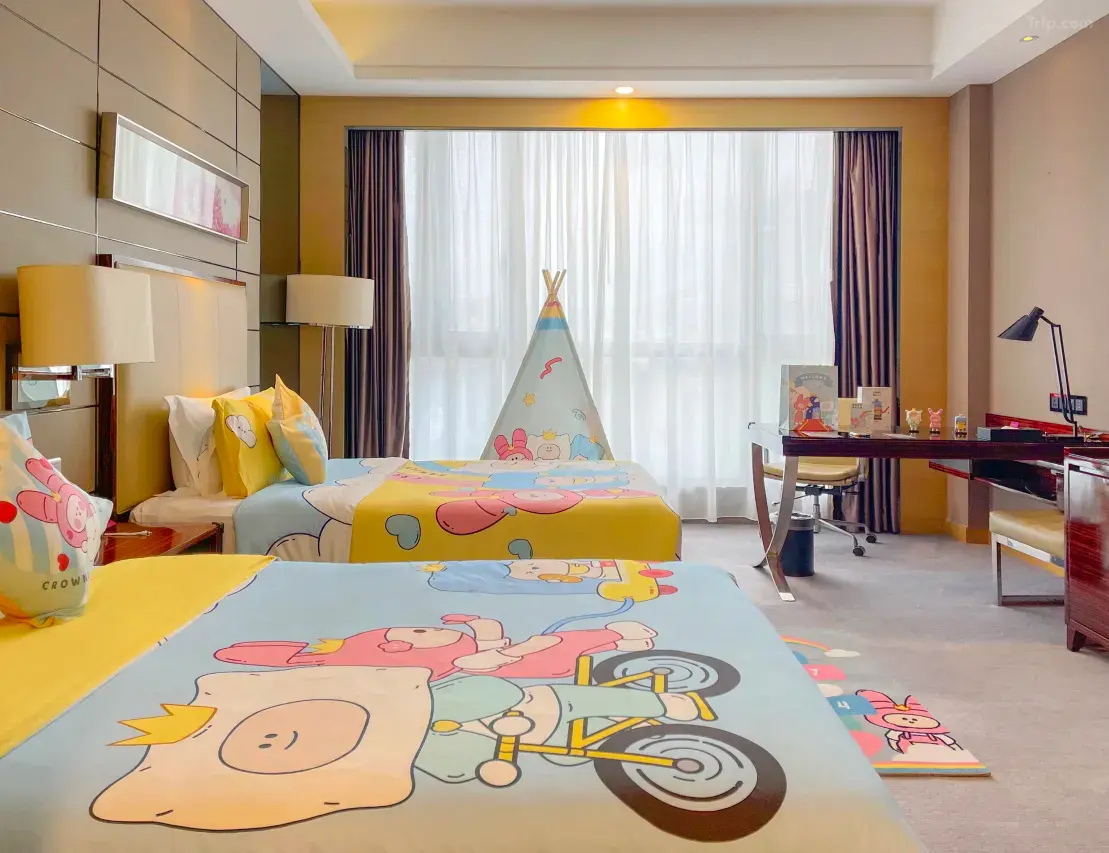 Crowne Plaza Hotels & Resorts-Original IP Crown Family Theme Parent-Child Suite
