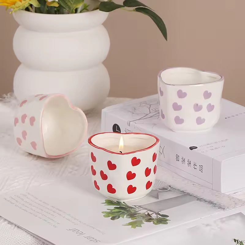 Minimalistisk hjerteformet Morandi-stil tom keramisk stearinlyscop brugerdefineret logo luksus keramiske stearinlyskander