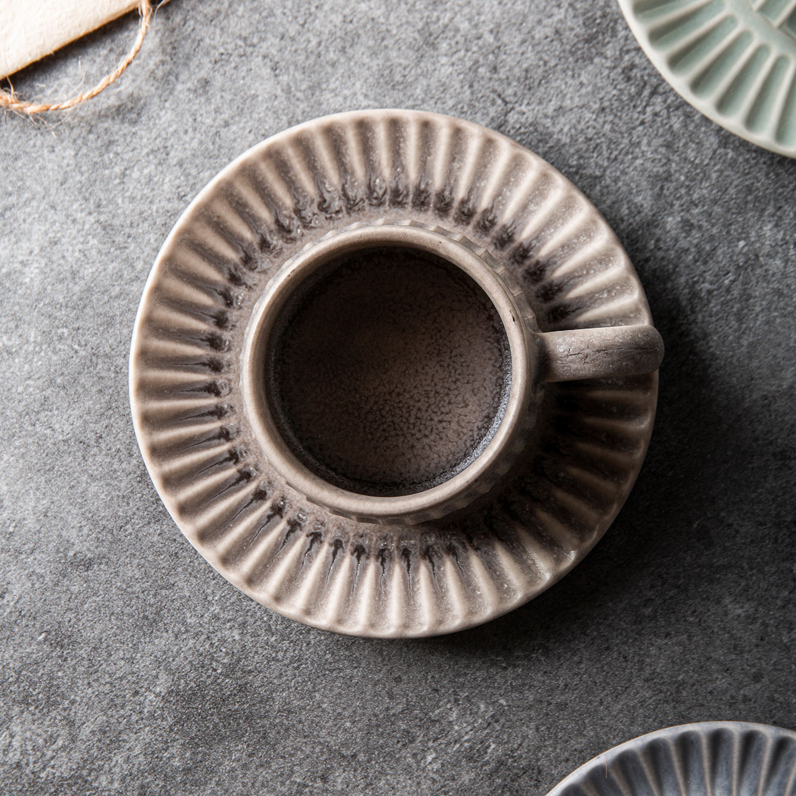 اپنے دکور کو وینٹیج سیرامک اشترے سے بہتر بنائیں