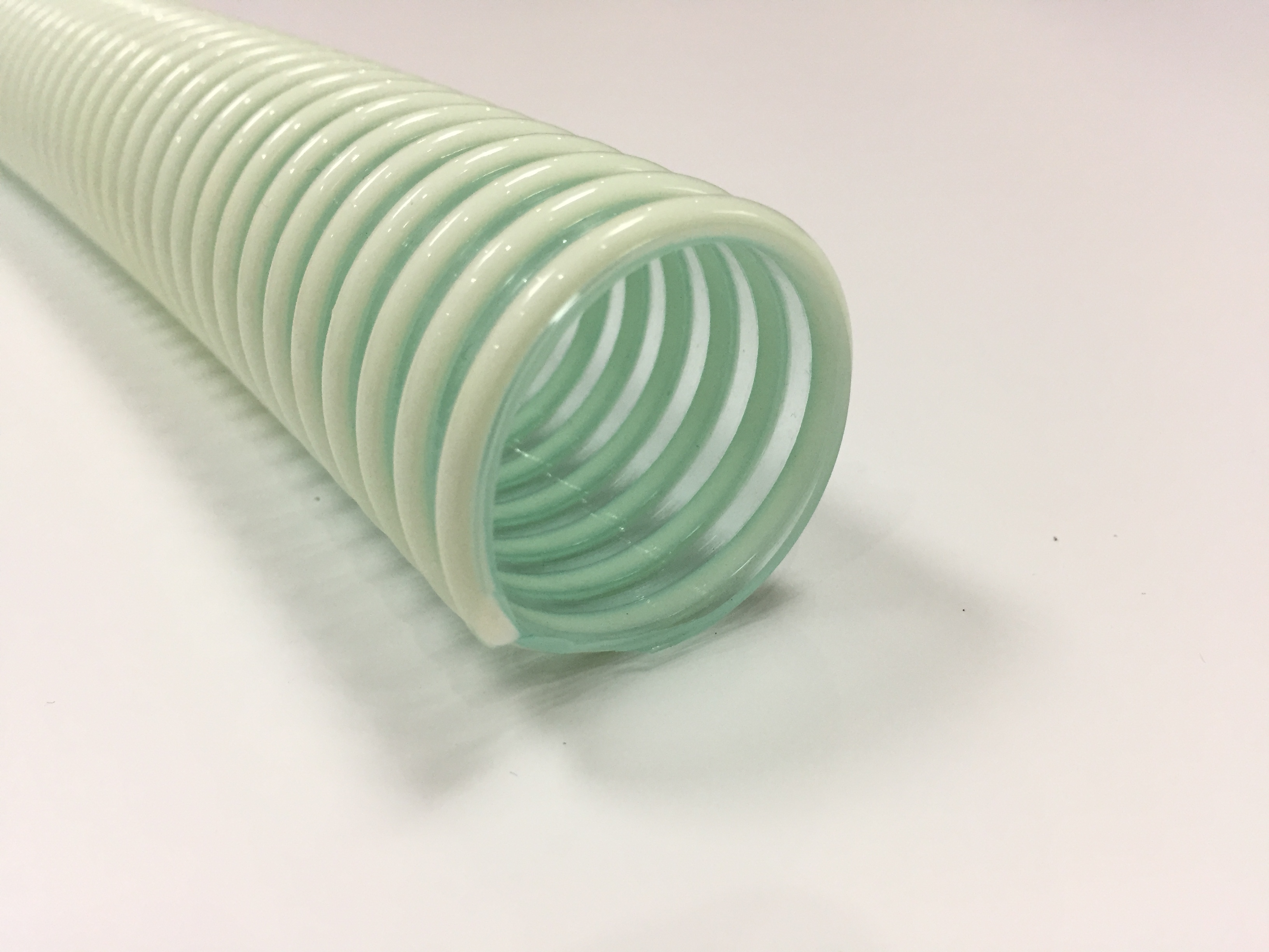 Merawat dan memeriksa selang truk tangki untuk memastikan operasional yang aman dan efisien.