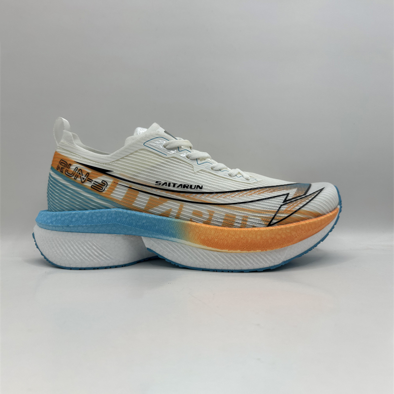 탄소 플레이트가 장착된 러닝화