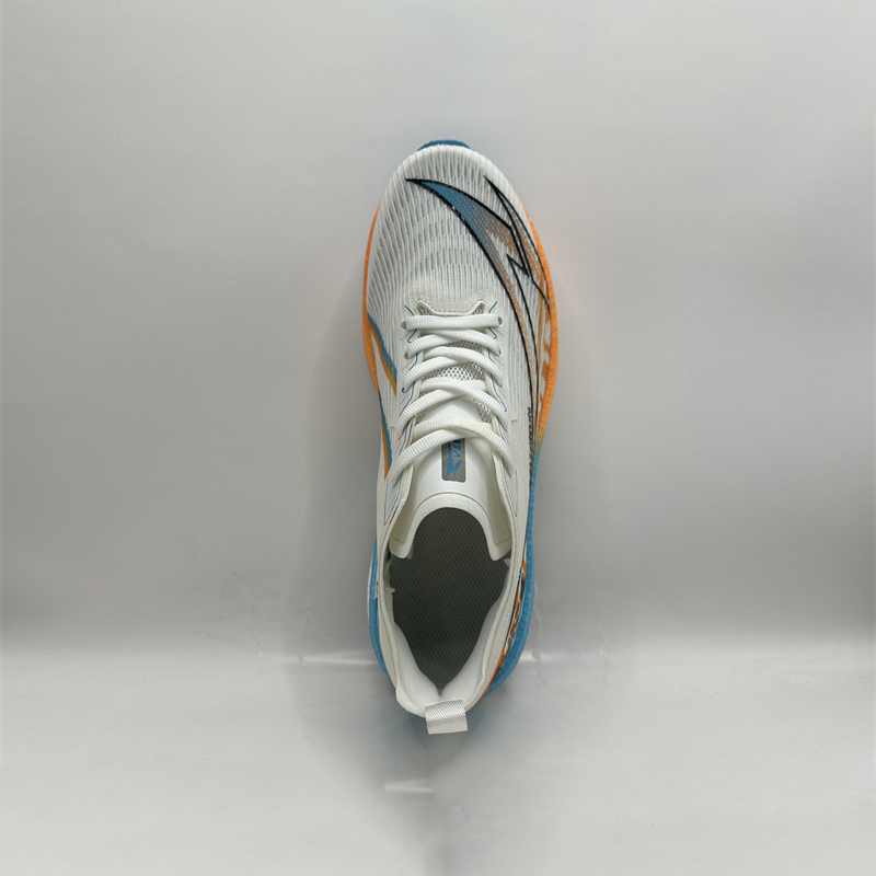 Kalahkan pesaing dengan Kasut Larian Carbon Plate kami