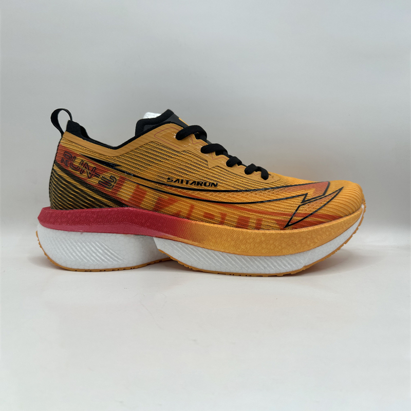 Gå in i en värld av exklusiv lyx med en skomakare som gör skor på beställning