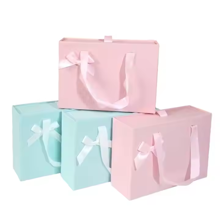 איך להשתמש בקופסאות מתנה נייר לקידום מותג