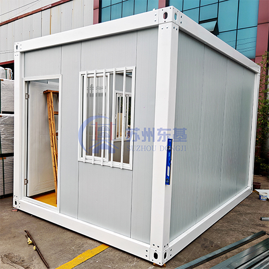 How should Tiny house build its roof structure?