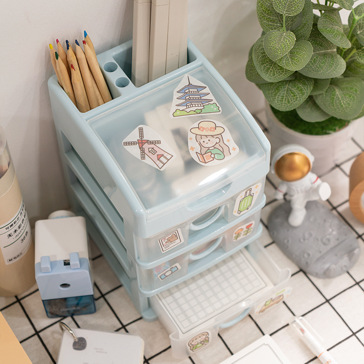 Maximera din utrymme med staplbara genomskinliga lagringslådor.