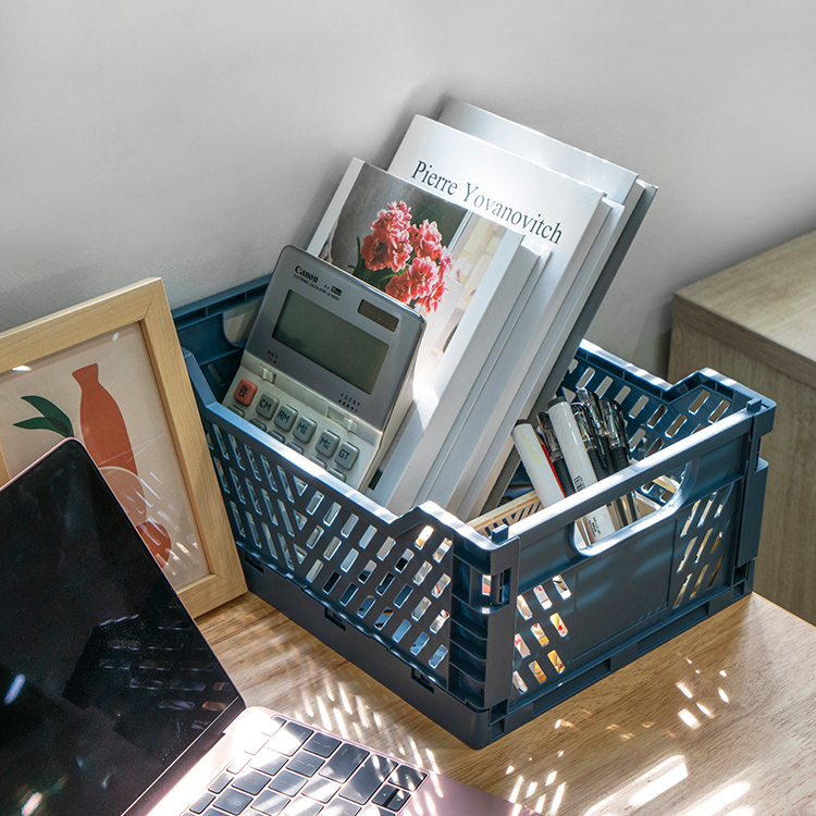 Packa och lagra dina nödvändiga saker med sammanbugande plastlådor som är lättviktiga och便于ärbara.