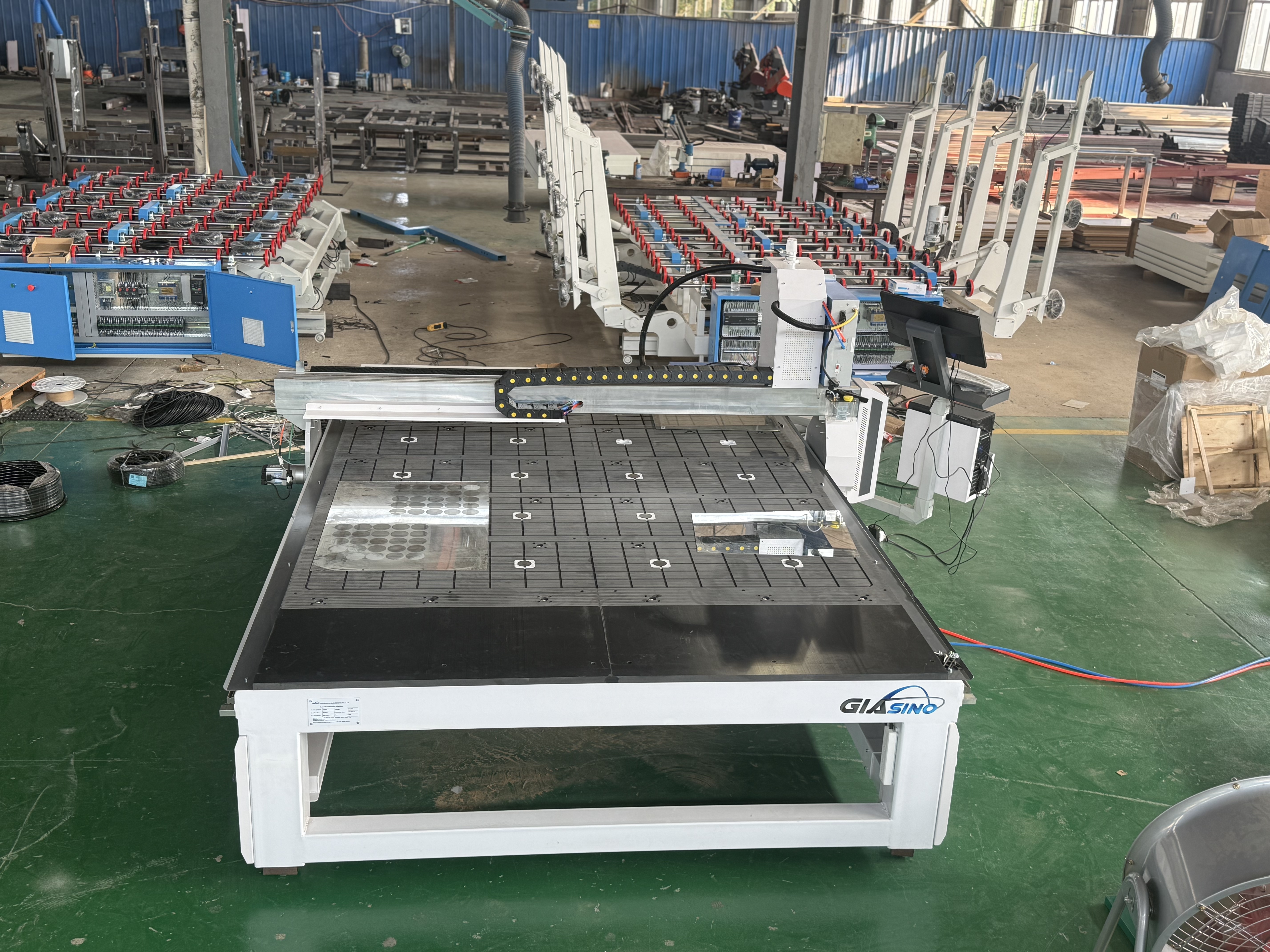 Réduction des coûts et augmentation de l'efficacité grâce à la technologie CNC dans la découpe du verre