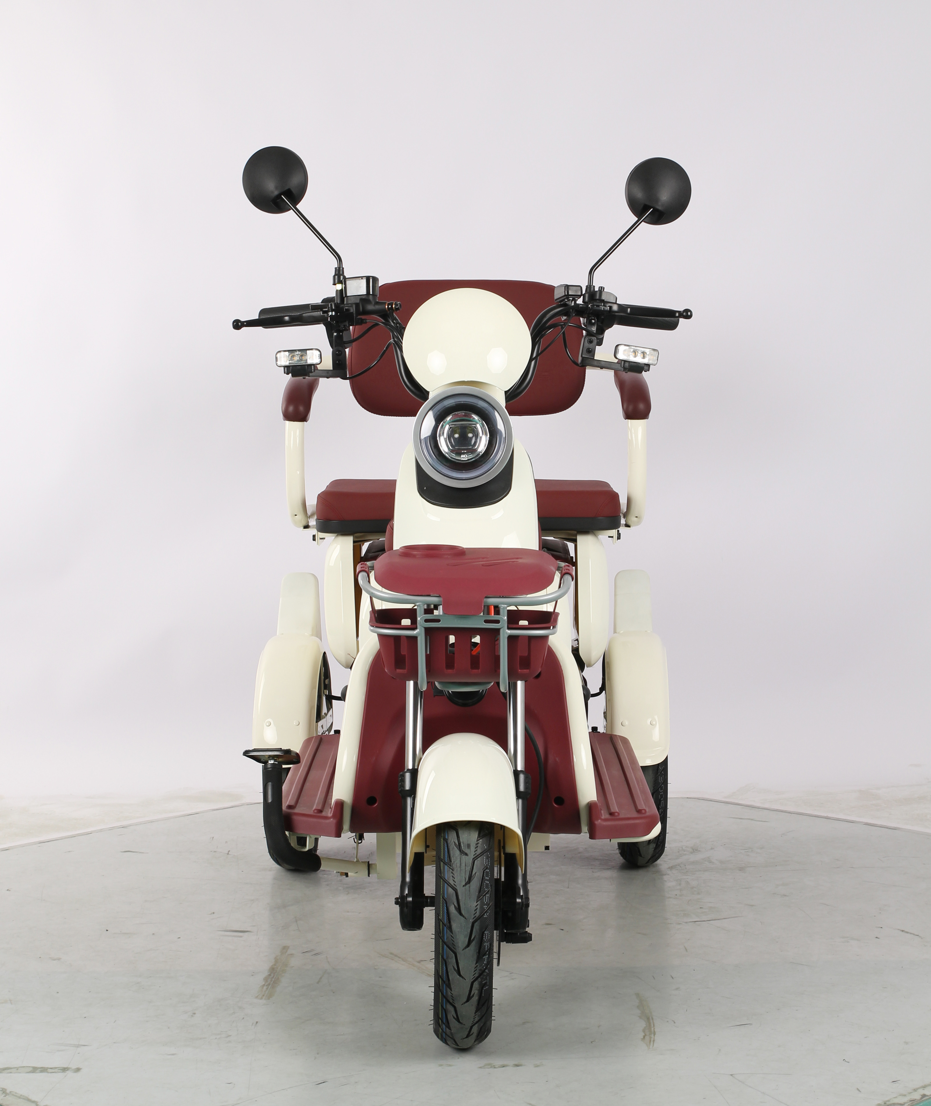 Paliec aktīvs un kustīgs ar trīs riteņu elektrisku tri<tool_call>u, kas izveidots pieaugušajiem