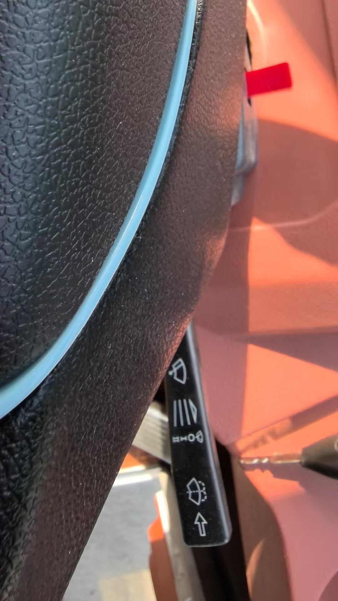 Saiknes stiprināšana ar mīļākiem uz elektriskās tri<tool_call> ar plašu pasažieru sedvielu