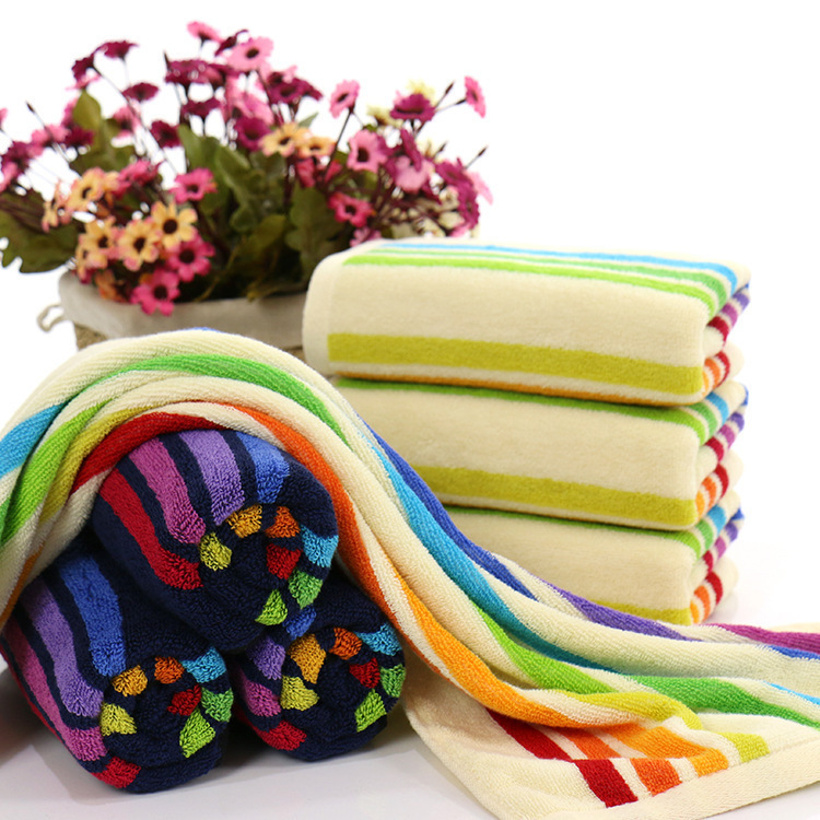 Bawełniany paskowany ręcznik do twarzy z fakturą jacquardową