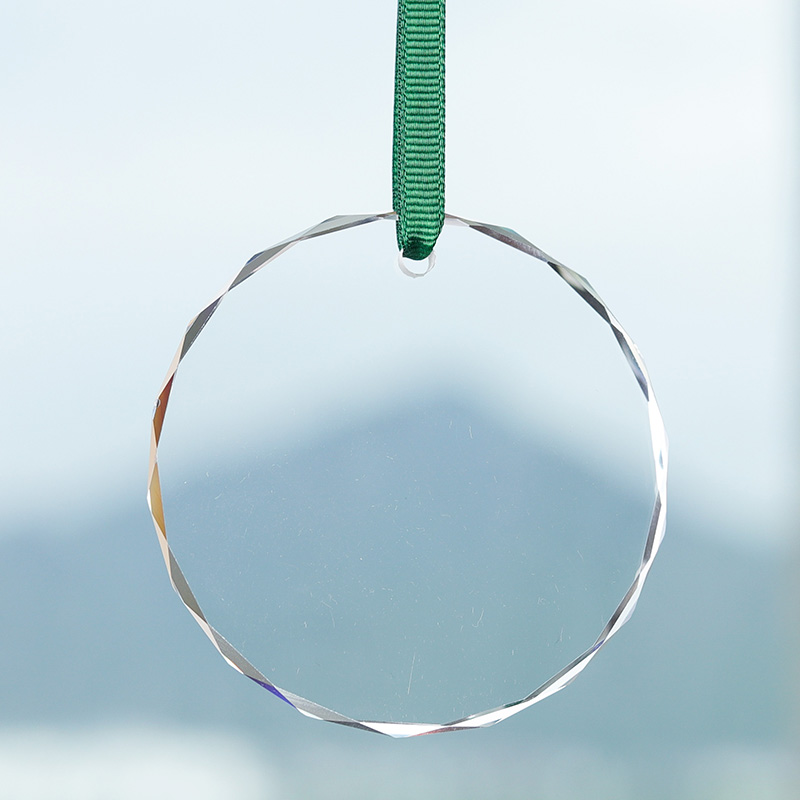 SmallBridge's neues Design für Großhandel mit runden personalisierten Anhängern kann aus weißem Material hergestellt oder mit Mustern für Gravuren gestaltet werden. Eine große Tragekapazität wird bevorzugt.