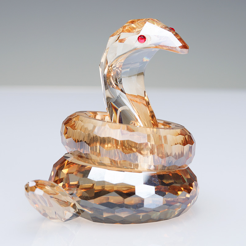 Crystal snake manufacturer with superior quality is the preferred choice for giving gifts to people. Living room ornaments are the preferred choice for giving friends birthday gifts