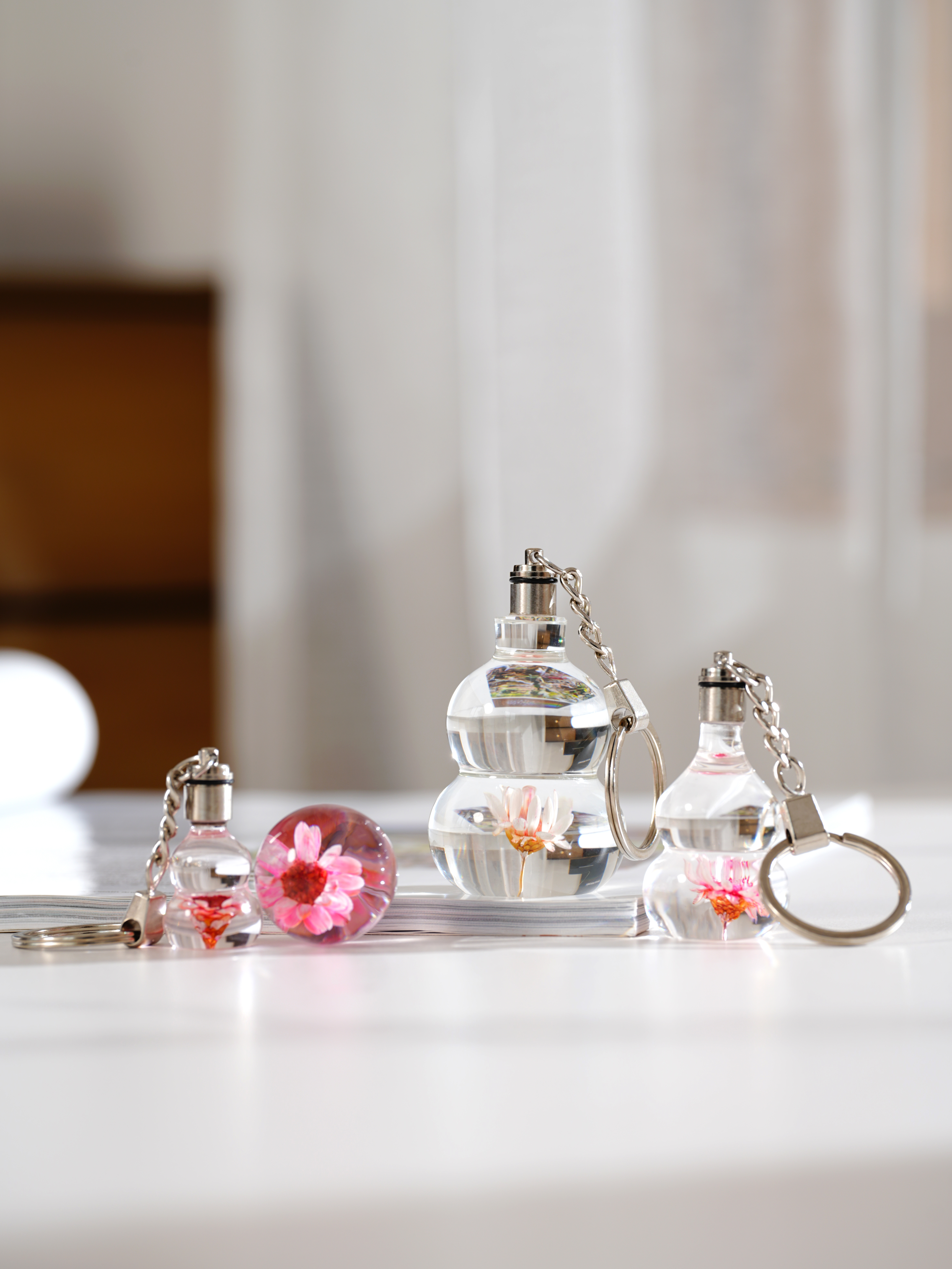 SmallBridge Crystal's new product features a luminous keychain with a gourd shaped design and a drip glue process that can be customized according to pictures