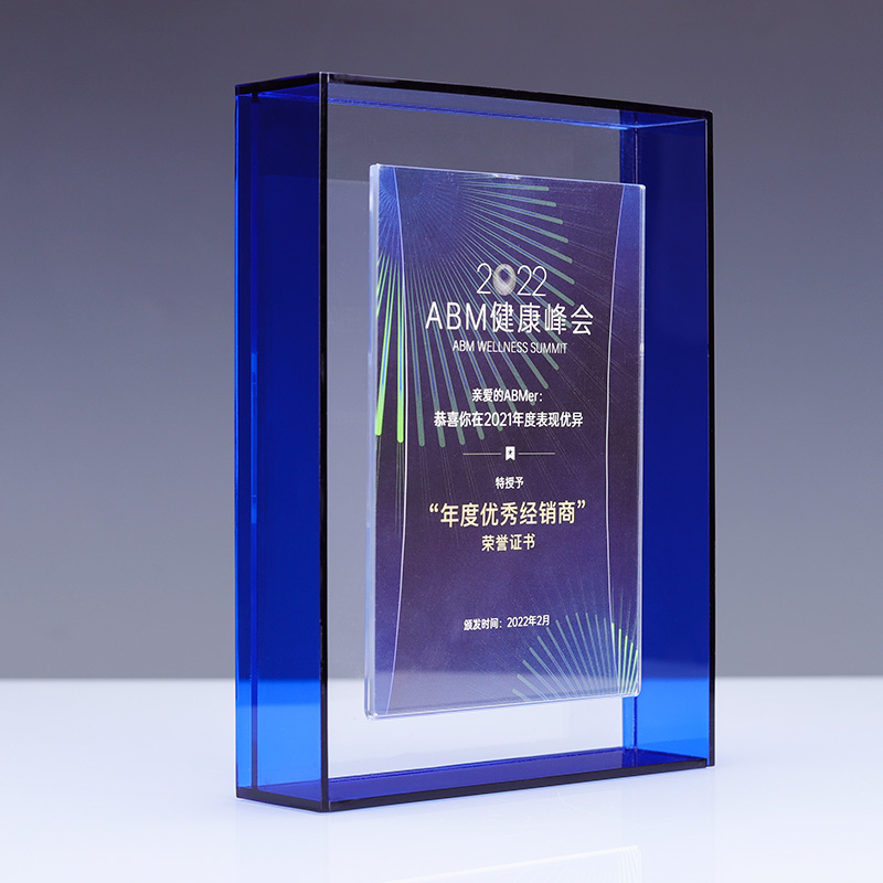 Поддерживайте чистоту и порядок в помещении с помощью пепельницы из кристаллического стекла.