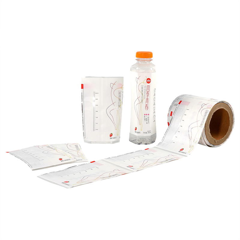 Etykieta z termokurczliwej folii na butelkę z napojem jest odporna na zarysowania i tarcie