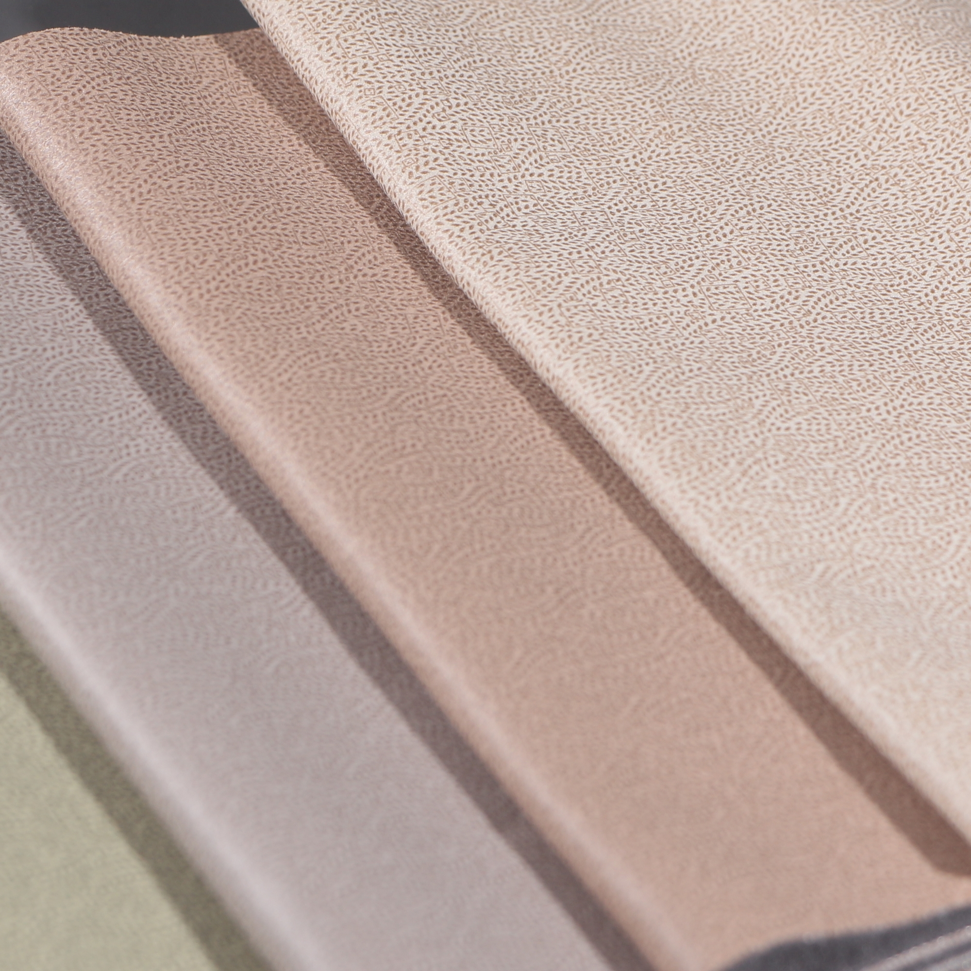 پارچه مخملین قرمز ارزان و محکم موجود در انبار برای لباس