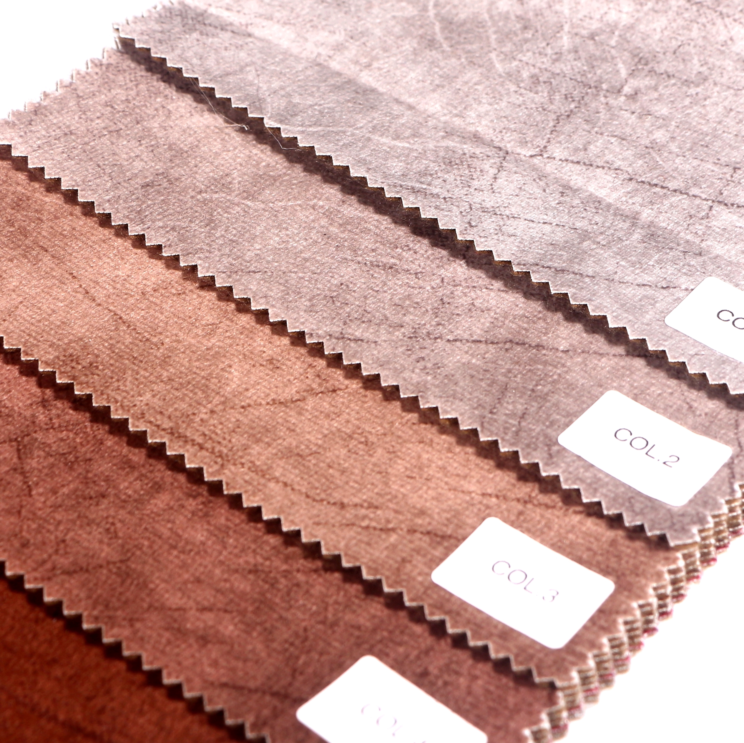 ฉันจะมั่นใจได้อย่างไรว่าวัสดุผ้าคลุมโซฟาที่ฉันเลือกนั้นทำความสะอาดและดูแลรักษาง่าย