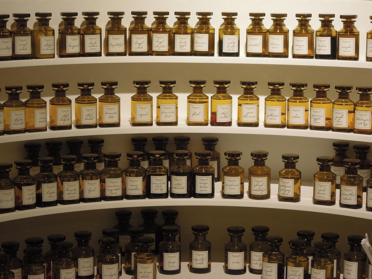 How Colored Glass Bottles Protect Light-Sensitive Perfume Formulations