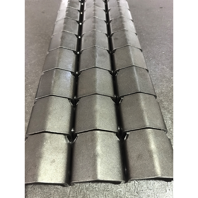 鋼鉄労働者たちを結びつける秘密と嘘を解き明かす。