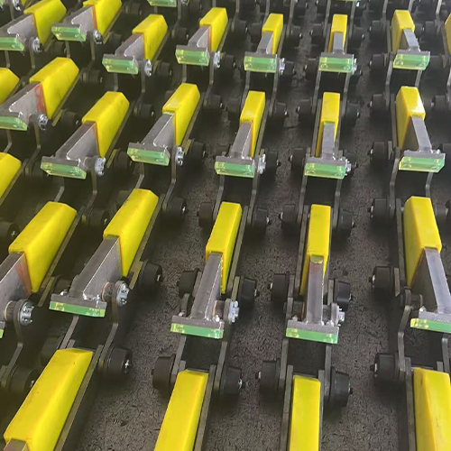 Verižni prenosnik za avtomobilsko zavodno napravo