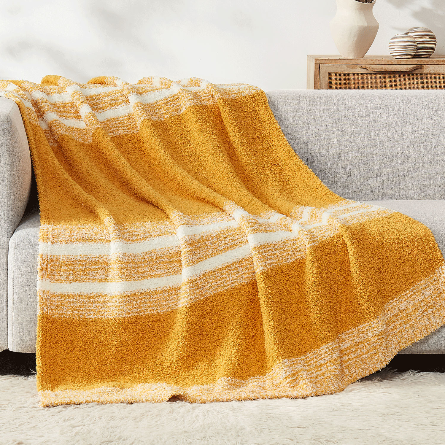 柔らかく温かなストロー フェザーヤーン編みコージーブランケット