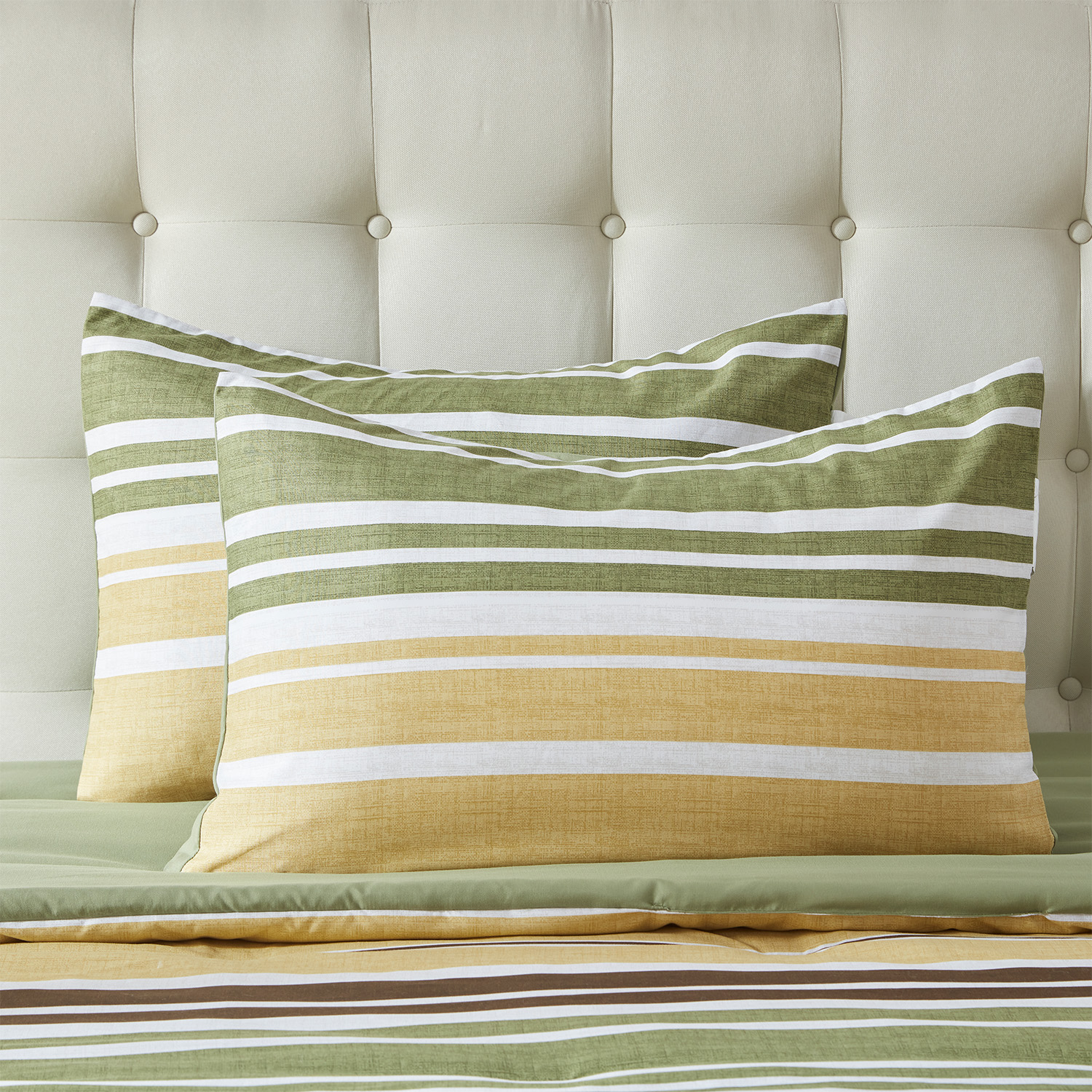 Uživajte v klasičnih kompletih odej, ki dajo hladen, eleganten videz vaši spalnici.