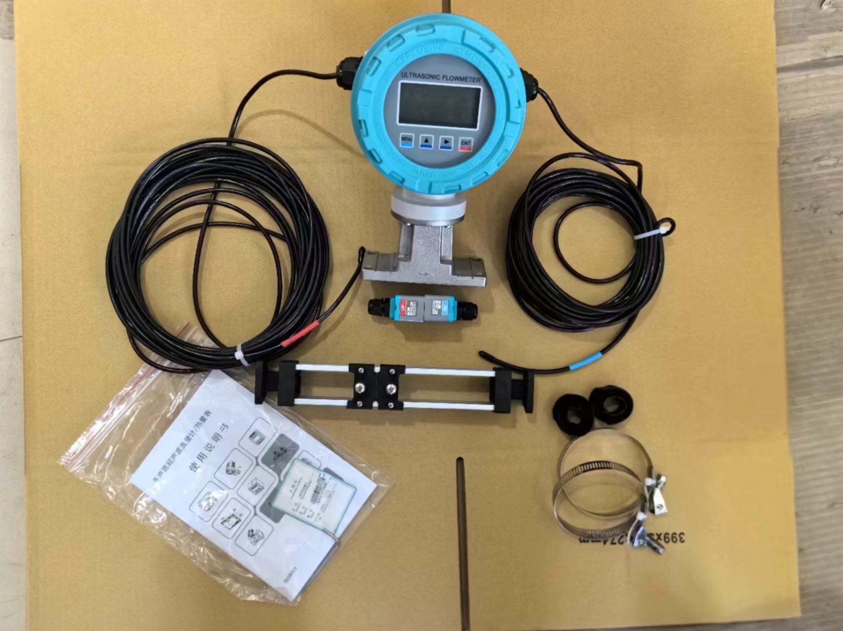 Točkastni višekanalni ultrazvukovni promatranik topline s pričvršćenjem na cijevi za mjerenje energije, prijenosan ultrazvukovni promatranik topline s mogućnosti prilagođavanja